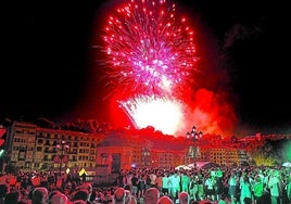 Público concentrado junto al Consistorio presencia los fuegos artificiales en fiestas de Bilbao.