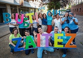 El equipo de Esclerosis Multiple Euskadi/Adembi posa junto a Jonathan Mayo, en el centro, haciendo con la mano el gesto de 'perfecto'.