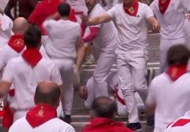 Isaac Ferrera 'Cuasca' socorre al mozo herido.