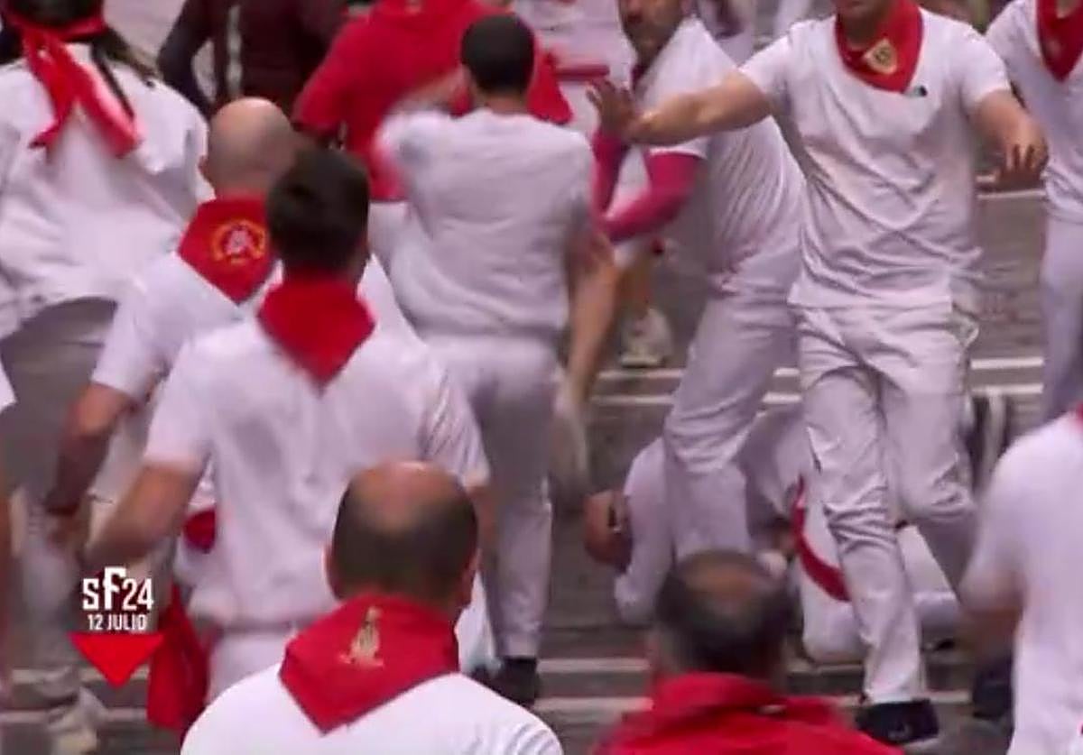 Isaac Ferrera 'Cuasca' socorre al mozo herido.