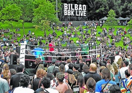 Combate musical sobre el escenario en forma de ring a cargo de Carolina Durante y Barry B.