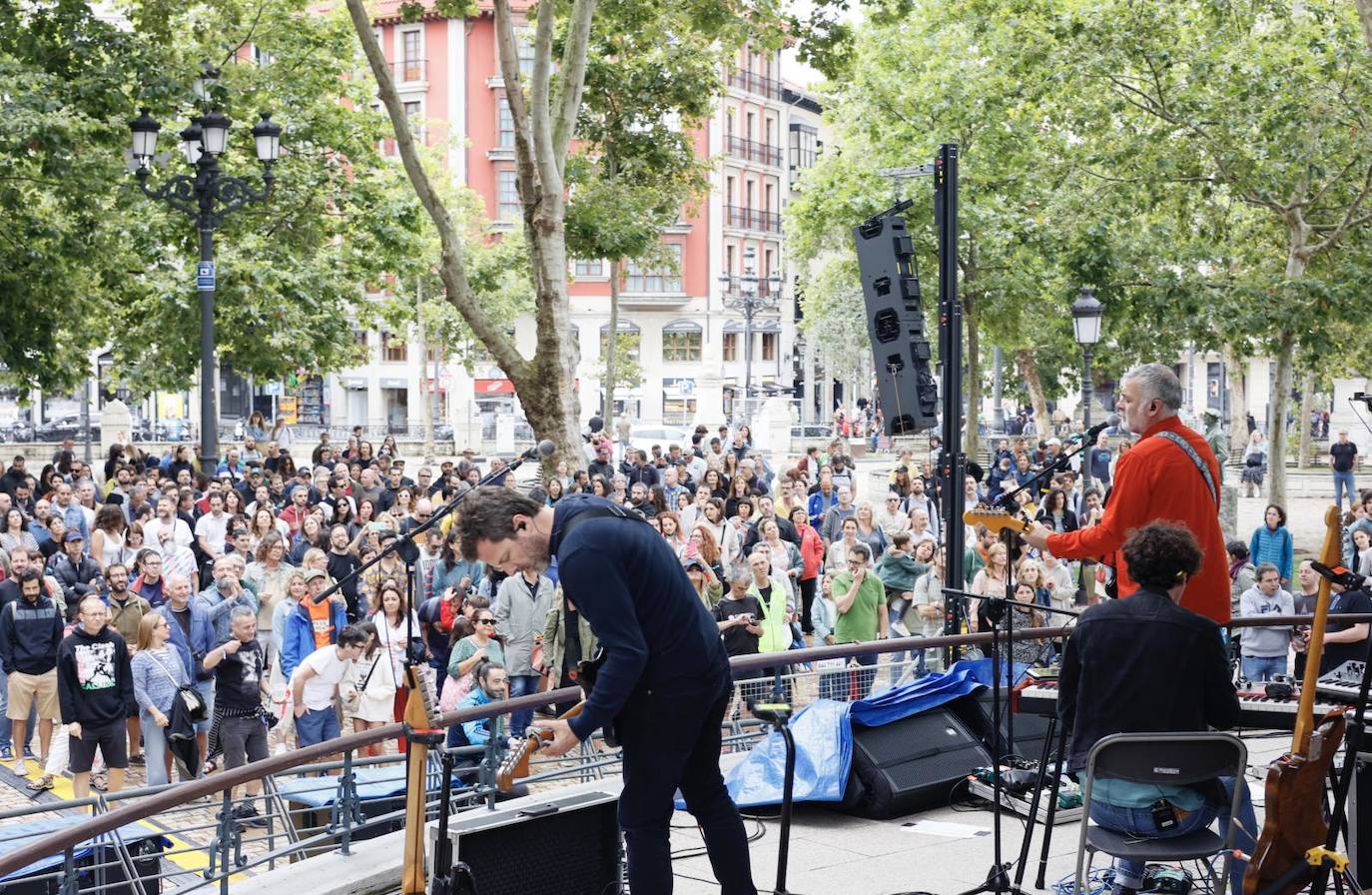 La Habitación roja anima las calles de Bilbao con sus canciones