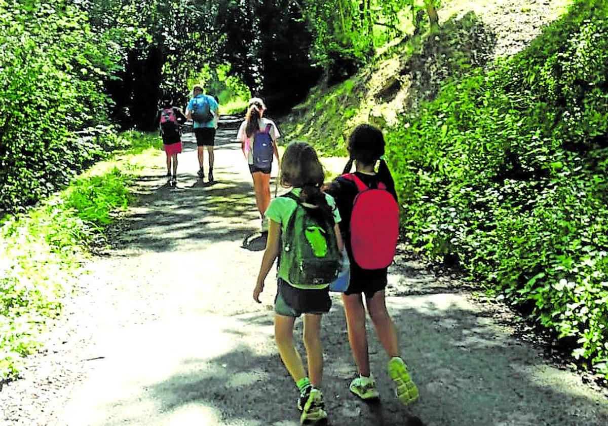 El grupo avanza por el monte tras dejar atrás el Bilikario.