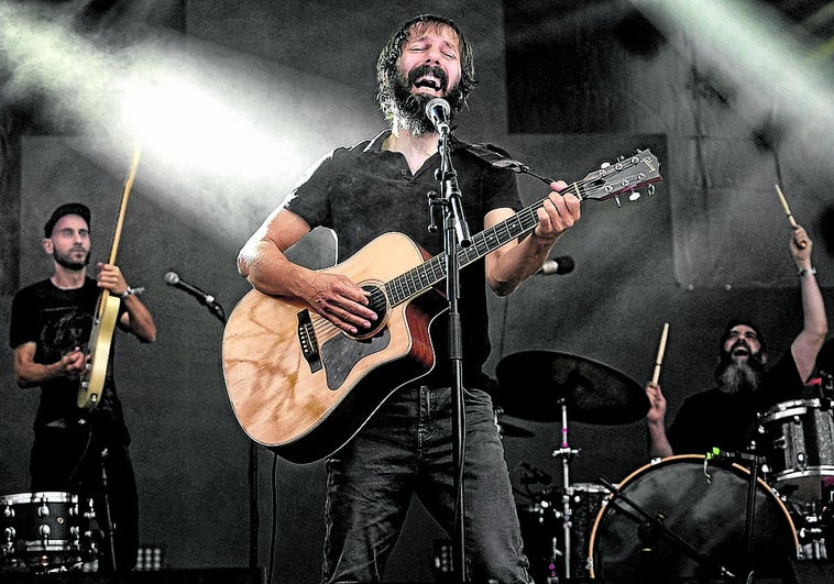 La banda de Enric Montefusco ha tenido que hacer frente a un mal sonido en la carpa.