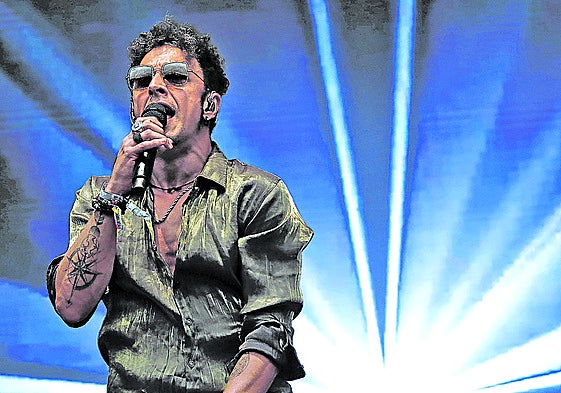 El cantante de Shinova, Gabriel de la Rosa, en pleno concierto en el escenario San Miguel.