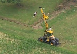 La locura de un aficionado en el Tour: 'vuela' sobre una bicicleta enganchado a su tractor