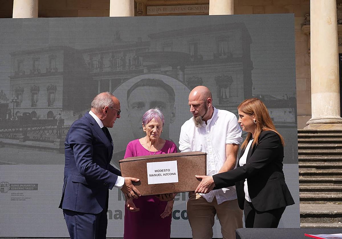 Acto de entrega de los restos mortales de Manuel Azcona a su nieta y bisnieto por el diputado general y la consejera de Justicia.
