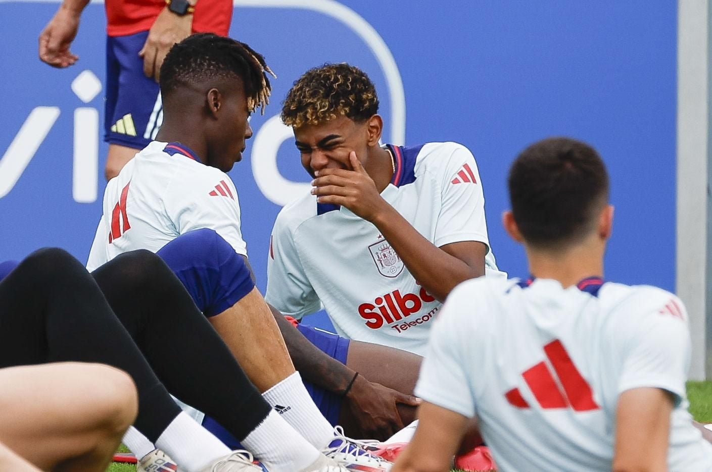 Lamine bromea con Nico durante el entrenamiento