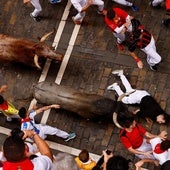 Caídas, coces y zapatillas por los aires en un accidentado séptimo encierro de San Fermín