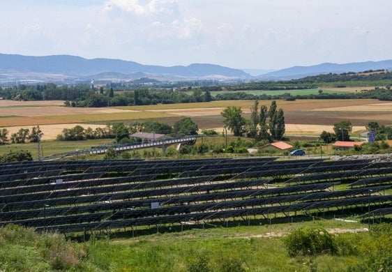 El huerto solar está junto al centro comercial Gorbeia, sobre un alto por lo que no se aprecia.