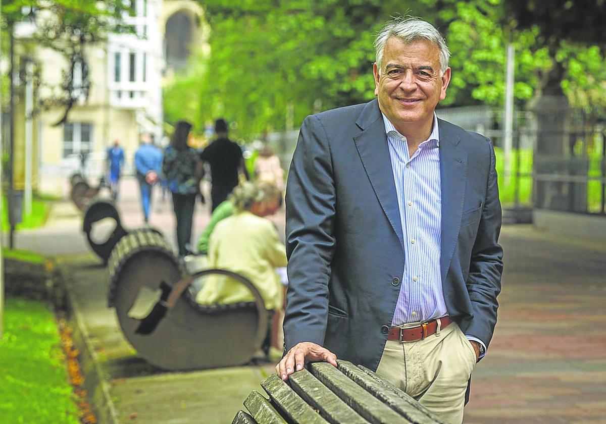 El líder de los populares vascos posa en el Parque de la Florida de Vitoria este viernes, después de reunirse en Ajuria Enea con el lehendakari Pradales.