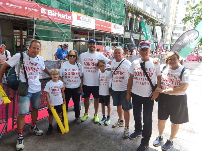 Familia de Marina Alcaraz en la Plaza de los Fueros.