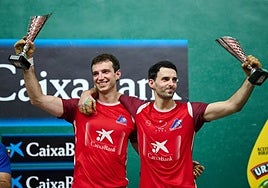 Martija y Altuna III, con los trofeos en el cajón más alto del podio.