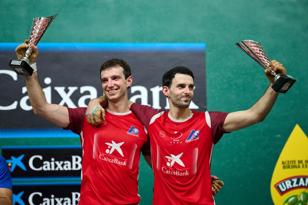 Martija y Altuna III, con los trofeos en el cajón más alto del podio.