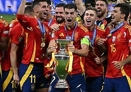 Morata levanta el trofeo de campeón de Europa.