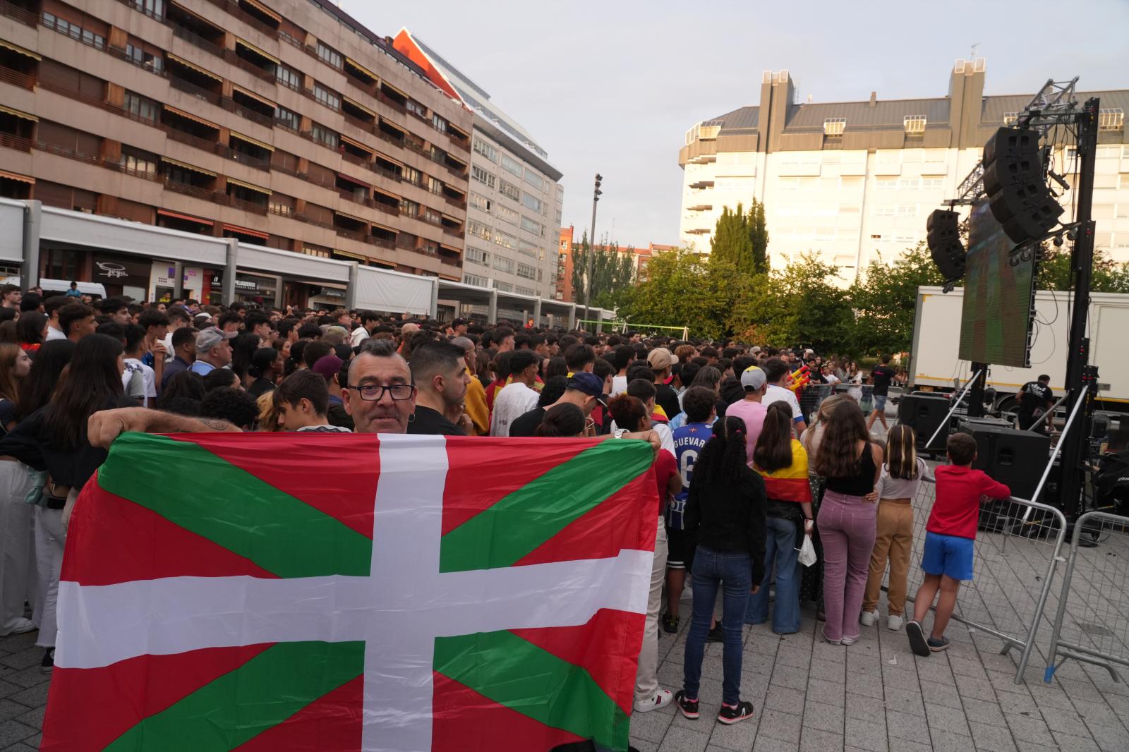 Aficionados siguen el partido en la Plaza Santa Bárbara de Vitoria.