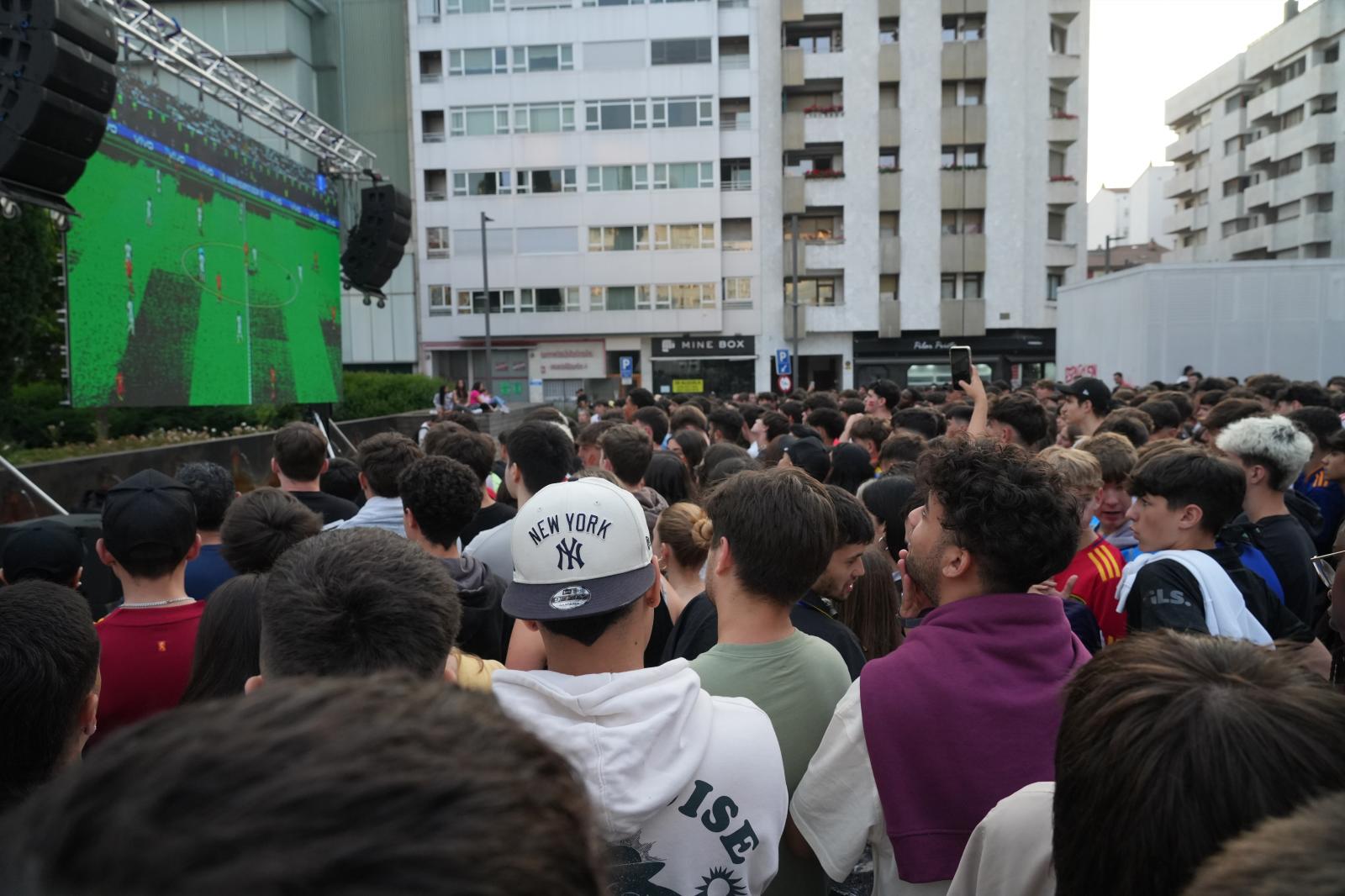 Aficionados siguen el partido en la Plaza Santa Bárbara de Vitoria.