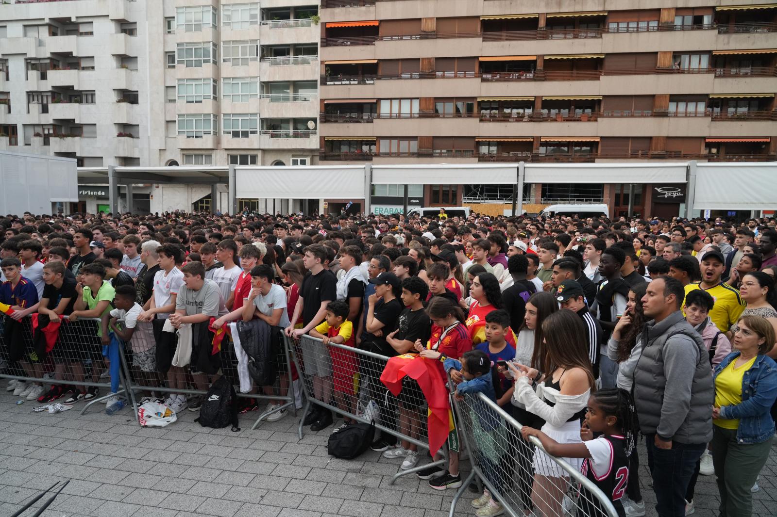 Aficionados siguen el partido en la Plaza Santa Bárbara de Vitoria.