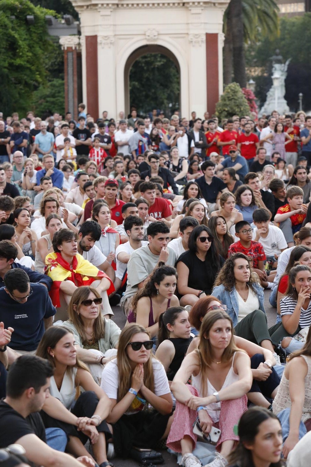 Aficionados siguen la final el parque de Doña Casilda, en Bilbao.
