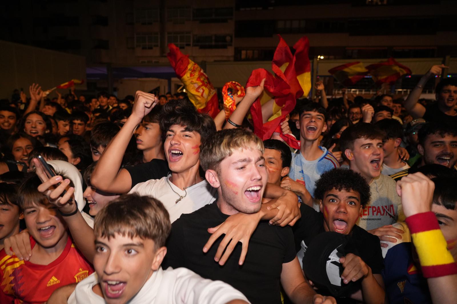 Aficionados celebran la victoria de España en la Plaza Santa Bárbara. 