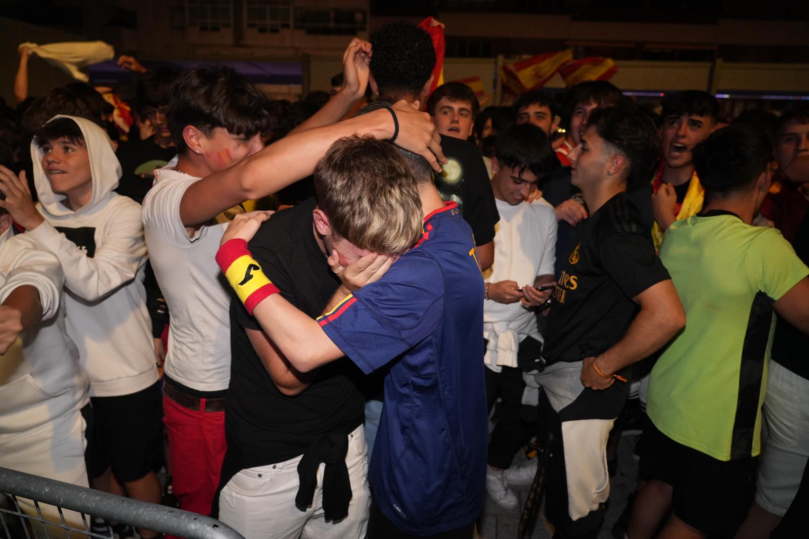 Aficionados celebran la victoria de España en la Plaza Santa Bárbara. 