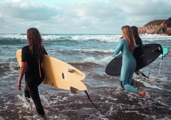 El 'Surfem' de Bakio incluirá mangas de exhibición en el agua, además de una sesión de yoga y el mercado de las creadoras en La Benta.