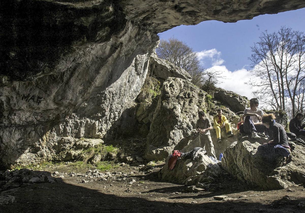 Entrada a las cuevas de Mairuelegorreta.