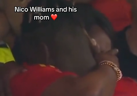 El emotivo abrazo entre Nico Williams y su madre: «Es la ganadora de la vida»