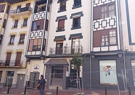 El portal de la calle Portu precintado y con una valla que impide la entrada a los locales comerciales.