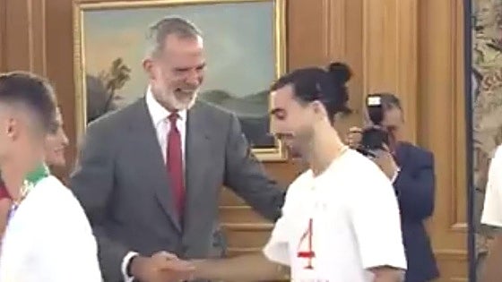 La risa de Felipe VI al ver el nuevo peinado de Cucurella en Zarzuela