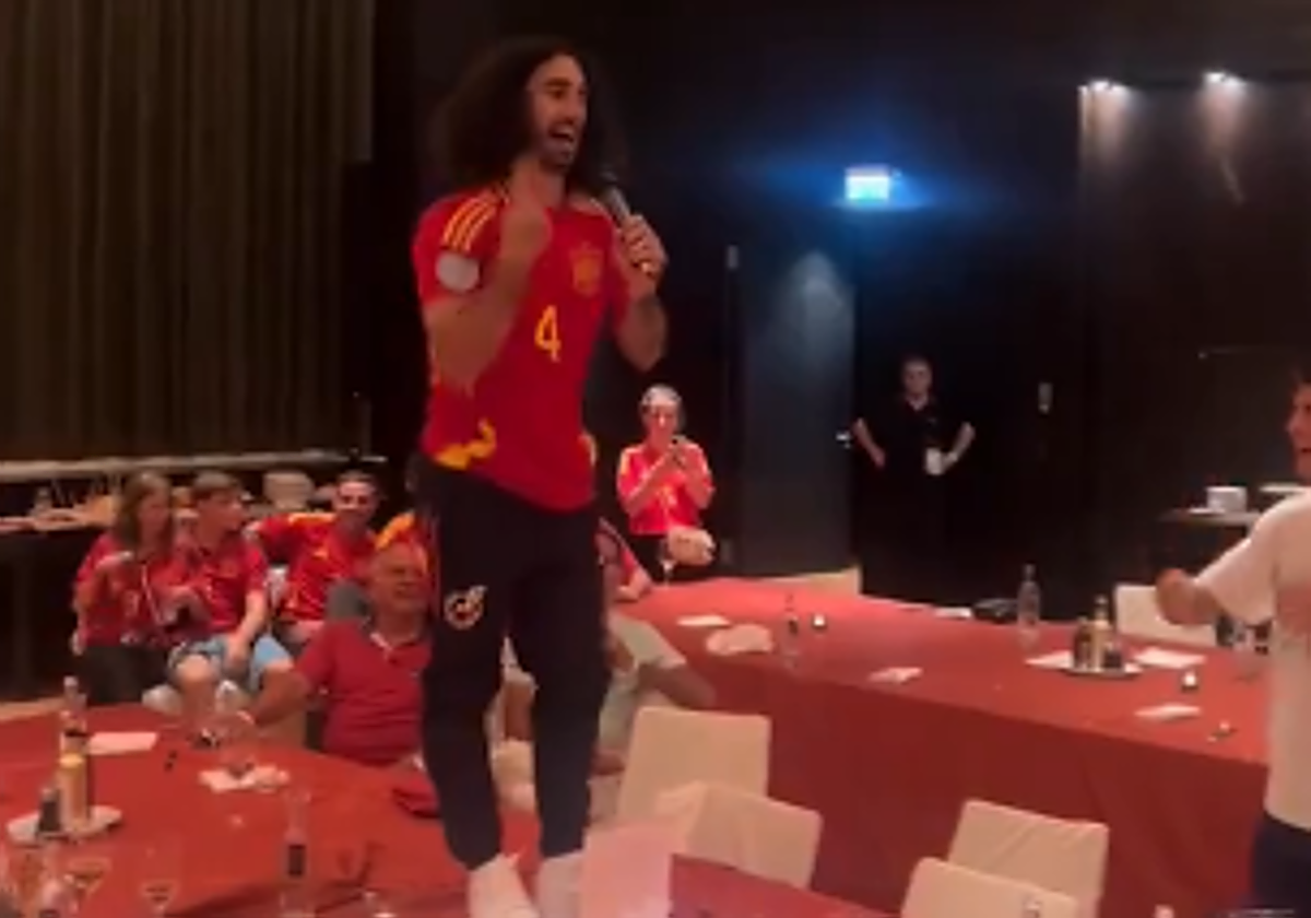 El show de Cucurella subido a la mesa durante la cena de los campeones: «Haaland tiembla...»