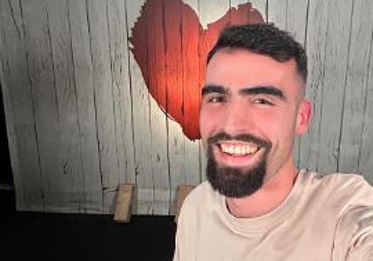 El participante vasco que destripa los secretos de 'First Dates': así se vive un día en el programa