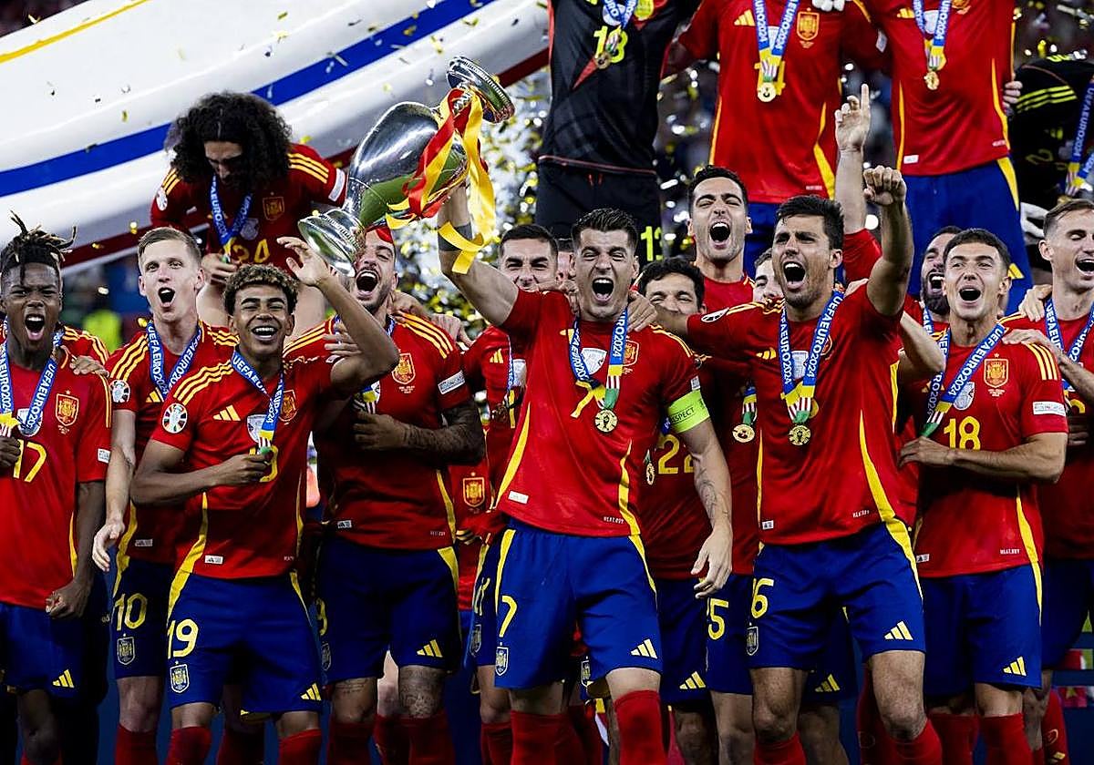Morata levanta la Eurocopa conquistada por España.