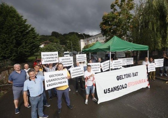 Los vecinos de Usansolo reclaman una estación en el centro.