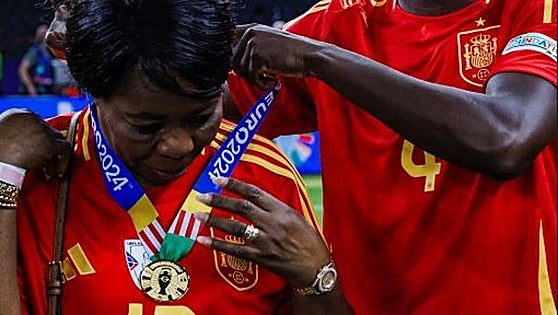 El bonito momento en el que Nico Williams regala la medalla de campeón a su madre
