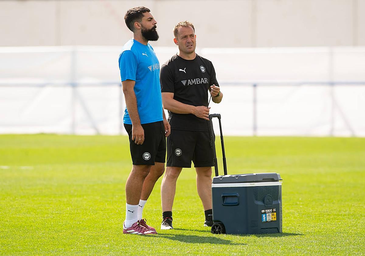 Imagen principal - Villalibre, sobre el césped de Ibaia. 