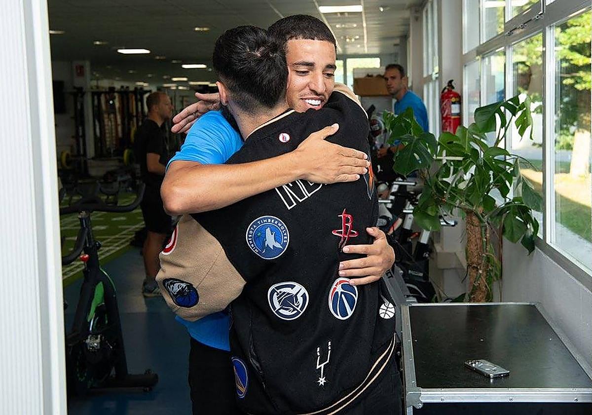 Imagen principal - Los abrazos de Villalibre a Abqar, Laguardia y Owono.