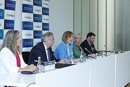 Tamara Yagüe, presidente de Confebask, en el centro, en su comparecencia tras el consejo general de la organización empresarial.
