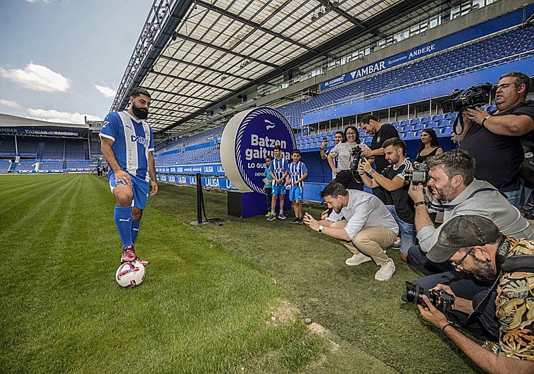 Guridi y Villalibre posan en el gimnasio de Ibaia.