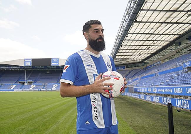 Villalibre posa con la camiseta del Alavés
