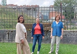 La alcaldesa, Mireia Elkoroiribe (PNV), junto con la teniente de alcalde, Jesica Ruiz (PSE) y la edil jeltzale de Urbanismo, Sara Oceja.