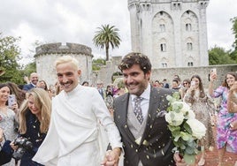 La boda de cuento de Iñigo e Ioritz en el Castillo de Arteaga con look inspirado en la MET Gala