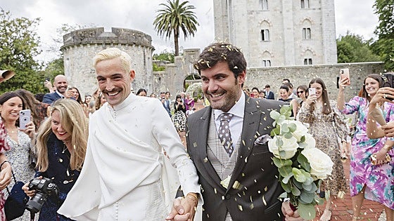 La boda de cuento de Iñigo e Ioritz en el Castillo de Arteaga con look inspirado en la MET Gala