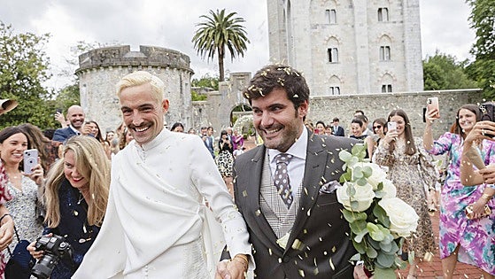 La boda de cuento de Iñigo e Ioritz en el Castillo de Arteaga con look inspirado en la MET Gala