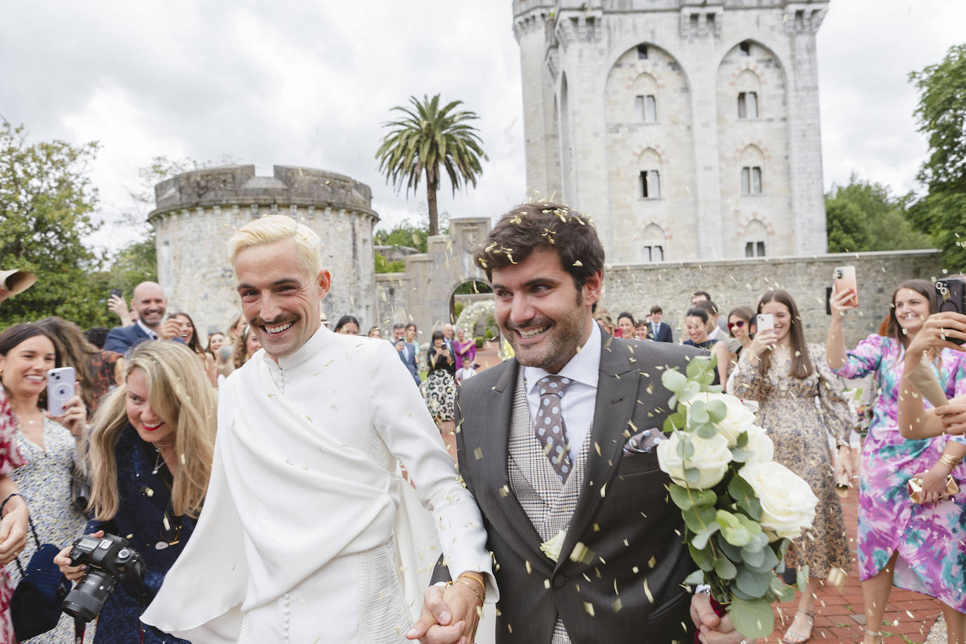 La boda de cuento de Iñigo e Ioritz en el Castillo de Arteaga con look inspirado en la MET Gala