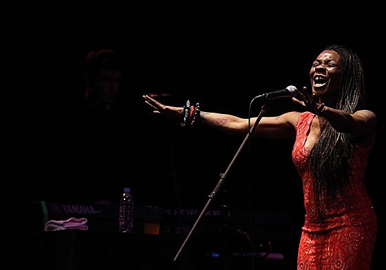 La cantautora Buika, durante una actuación en México.