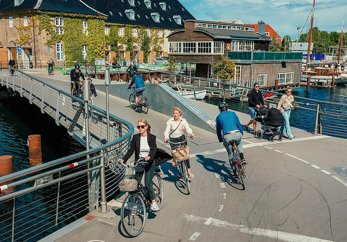 Copenhague tiene un parque de bicicletas mayor que de automóviles.