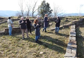 Un grupo de visitantes descubre el castro de Arrola en una edición anterior de los itinerarios históricos por Urdaibai.