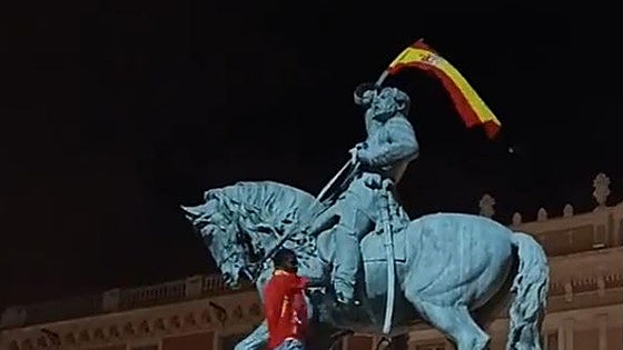 Colocan una bandera de España en la estatua del General Prim de Reus para celebrar la Eurocopa