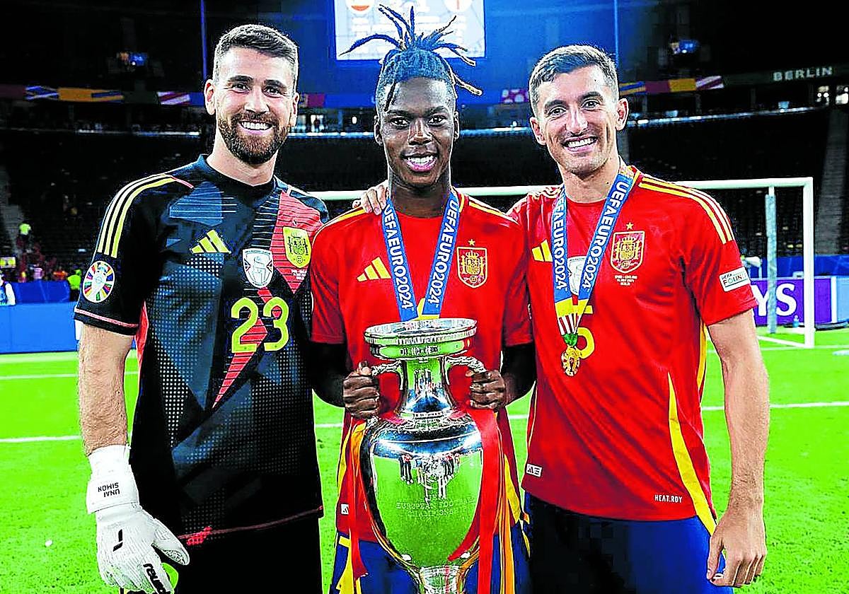 Campeones rojiblancos. Unai Simón, Nico Williams y Dani Vivian, jugadores del Athletic, posan con la Eurocopa ganada en Berlín.